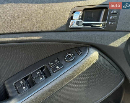 Білий Кіа Оптіма, об'ємом двигуна 2 л та пробігом 222 тис. км за 9440 $, фото 3 на Automoto.ua