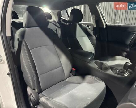 Білий Кіа Оптіма, об'ємом двигуна 2.36 л та пробігом 166 тис. км за 8999 $, фото 22 на Automoto.ua