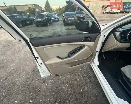 Белый Киа Оптима, объемом двигателя 2.4 л и пробегом 125 тыс. км за 8600 $, фото 21 на Automoto.ua