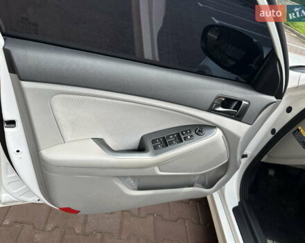 Білий Кіа Оптіма, об'ємом двигуна 2.4 л та пробігом 185 тис. км за 10222 $, фото 23 на Automoto.ua