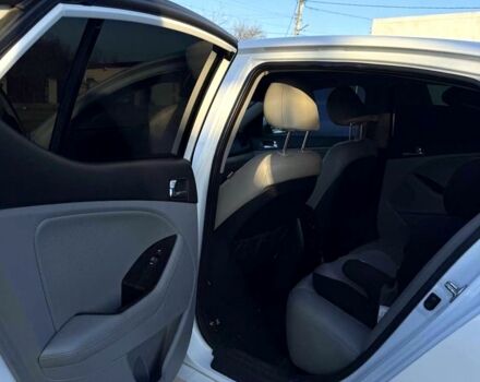 Білий Кіа Оптіма, об'ємом двигуна 2.4 л та пробігом 180 тис. км за 11000 $, фото 5 на Automoto.ua