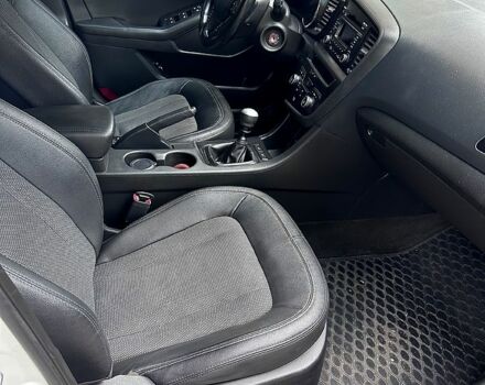 Білий Кіа Оптіма, об'ємом двигуна 2 л та пробігом 99 тис. км за 4800 $, фото 3 на Automoto.ua