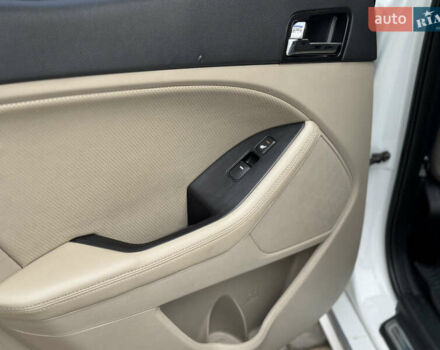 Білий Кіа Оптіма, об'ємом двигуна 2.4 л та пробігом 256 тис. км за 9100 $, фото 21 на Automoto.ua