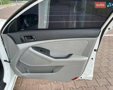 Білий Кіа Оптіма, об'ємом двигуна 2.4 л та пробігом 190 тис. км за 9300 $, фото 25 на Automoto.ua