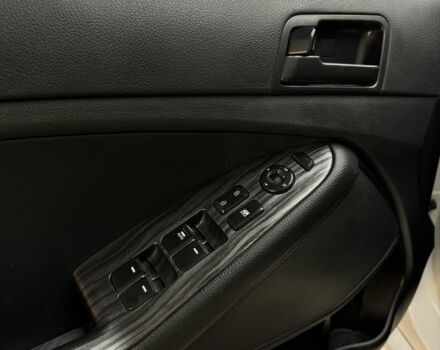 Белый Киа Оптима, объемом двигателя 2 л и пробегом 260 тыс. км за 8500 $, фото 9 на Automoto.ua