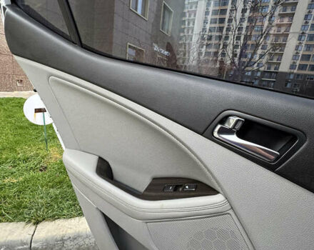 Білий Кіа Оптіма, об'ємом двигуна 2.4 л та пробігом 167 тис. км за 11800 $, фото 22 на Automoto.ua