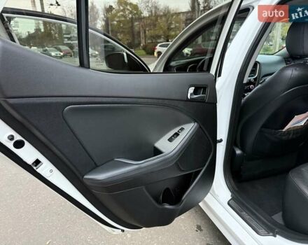 Білий Кіа Оптіма, об'ємом двигуна 2 л та пробігом 283 тис. км за 11500 $, фото 24 на Automoto.ua