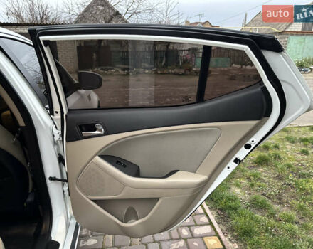 Белый Киа Оптима, объемом двигателя 0 л и пробегом 188 тыс. км за 8800 $, фото 24 на Automoto.ua