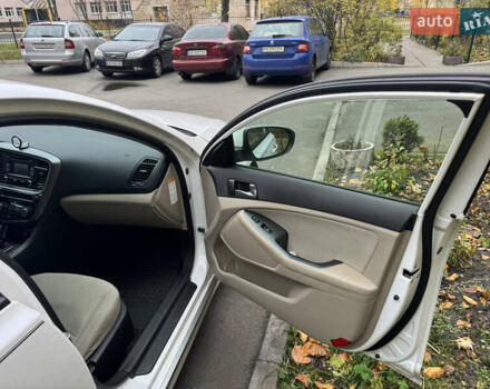 Білий Кіа Оптіма, об'ємом двигуна 2.4 л та пробігом 200 тис. км за 9800 $, фото 13 на Automoto.ua