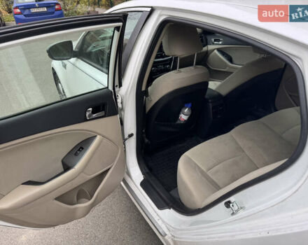 Білий Кіа Оптіма, об'ємом двигуна 2.4 л та пробігом 200 тис. км за 9800 $, фото 10 на Automoto.ua