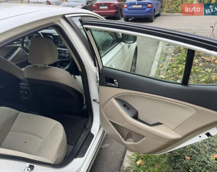 Білий Кіа Оптіма, об'ємом двигуна 2.4 л та пробігом 200 тис. км за 9800 $, фото 15 на Automoto.ua