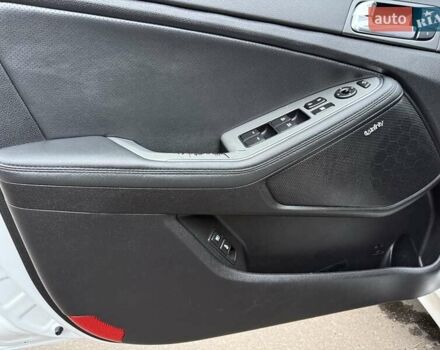 Білий Кіа Оптіма, об'ємом двигуна 2 л та пробігом 283 тис. км за 11500 $, фото 26 на Automoto.ua