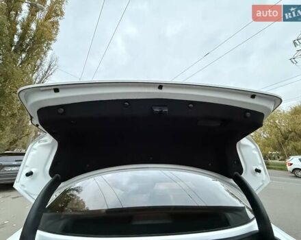 Білий Кіа Оптіма, об'ємом двигуна 2 л та пробігом 283 тис. км за 11500 $, фото 12 на Automoto.ua