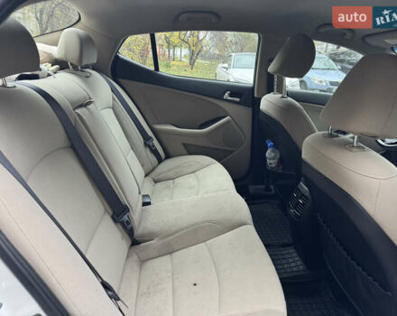 Білий Кіа Оптіма, об'ємом двигуна 2.4 л та пробігом 200 тис. км за 9800 $, фото 14 на Automoto.ua