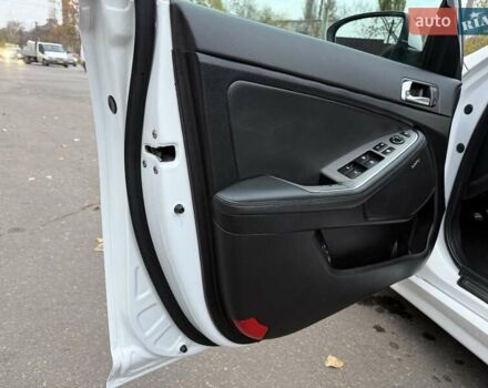 Білий Кіа Оптіма, об'ємом двигуна 2 л та пробігом 283 тис. км за 11500 $, фото 25 на Automoto.ua