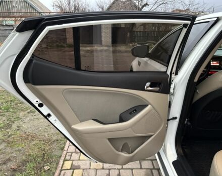 Білий Кіа Оптіма, об'ємом двигуна 2.4 л та пробігом 188 тис. км за 8800 $, фото 18 на Automoto.ua