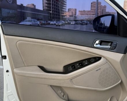 Білий Кіа Оптіма, об'ємом двигуна 2 л та пробігом 129 тис. км за 8999 $, фото 12 на Automoto.ua