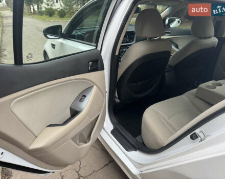 Білий Кіа Оптіма, об'ємом двигуна 2.36 л та пробігом 121 тис. км за 8950 $, фото 20 на Automoto.ua