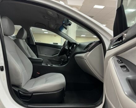 Білий Кіа Оптіма, об'ємом двигуна 2.4 л та пробігом 88 тис. км за 9800 $, фото 6 на Automoto.ua