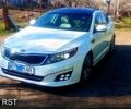 Білий Кіа Оптіма, об'ємом двигуна 2 л та пробігом 130 тис. км за 9800 $, фото 1 на Automoto.ua