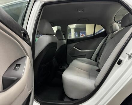 Білий Кіа Оптіма, об'ємом двигуна 2.4 л та пробігом 88 тис. км за 9800 $, фото 7 на Automoto.ua