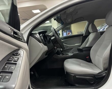 Білий Кіа Оптіма, об'ємом двигуна 2.4 л та пробігом 88 тис. км за 9800 $, фото 9 на Automoto.ua