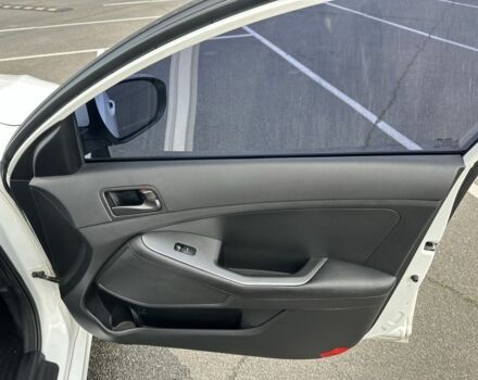 Білий Кіа Оптіма, об'ємом двигуна 2 л та пробігом 133 тис. км за 12000 $, фото 11 на Automoto.ua