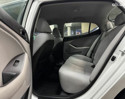 Белый Киа Оптима, объемом двигателя 0 л и пробегом 88 тыс. км за 9800 $, фото 7 на Automoto.ua