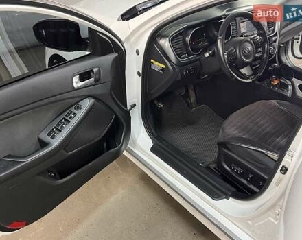 Білий Кіа Оптіма, об'ємом двигуна 2.4 л та пробігом 200 тис. км за 8800 $, фото 8 на Automoto.ua