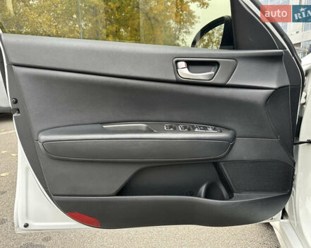 Білий Кіа Оптіма, об'ємом двигуна 2.36 л та пробігом 153 тис. км за 9500 $, фото 25 на Automoto.ua