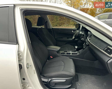 Білий Кіа Оптіма, об'ємом двигуна 2.36 л та пробігом 153 тис. км за 9500 $, фото 41 на Automoto.ua