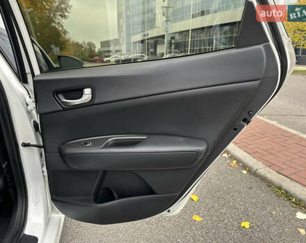 Білий Кіа Оптіма, об'ємом двигуна 2.36 л та пробігом 153 тис. км за 9500 $, фото 30 на Automoto.ua