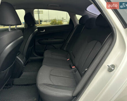 Білий Кіа Оптіма, об'ємом двигуна 2.36 л та пробігом 153 тис. км за 9500 $, фото 29 на Automoto.ua