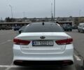 Білий Кіа Оптіма, об'ємом двигуна 2.4 л та пробігом 173 тис. км за 10500 $, фото 3 на Automoto.ua