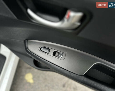 Білий Кіа Оптіма, об'ємом двигуна 2.36 л та пробігом 153 тис. км за 9500 $, фото 40 на Automoto.ua