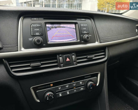 Білий Кіа Оптіма, об'ємом двигуна 2.36 л та пробігом 153 тис. км за 9500 $, фото 35 на Automoto.ua