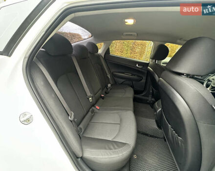 Білий Кіа Оптіма, об'ємом двигуна 2.36 л та пробігом 153 тис. км за 9500 $, фото 38 на Automoto.ua