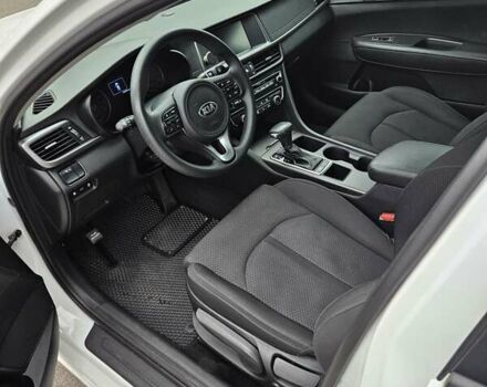 Білий Кіа Оптіма, об'ємом двигуна 2.36 л та пробігом 197 тис. км за 11000 $, фото 7 на Automoto.ua