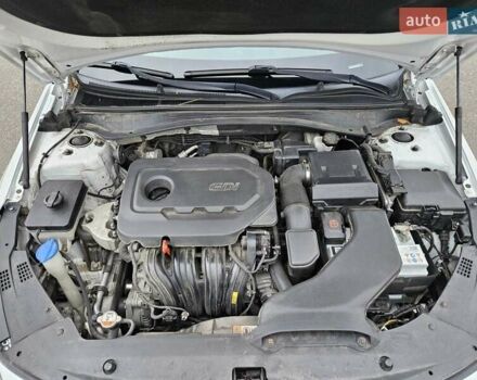 Білий Кіа Оптіма, об'ємом двигуна 2.36 л та пробігом 197 тис. км за 11000 $, фото 6 на Automoto.ua