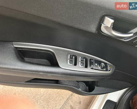 Білий Кіа Оптіма, об'ємом двигуна 2 л та пробігом 68 тис. км за 17500 $, фото 49 на Automoto.ua