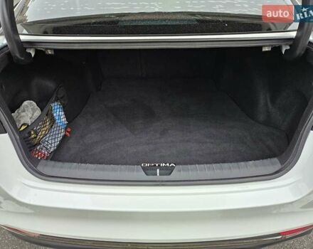 Білий Кіа Оптіма, об'ємом двигуна 2.36 л та пробігом 197 тис. км за 11000 $, фото 5 на Automoto.ua