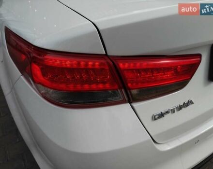 Белый Киа Оптима, объемом двигателя 2 л и пробегом 130 тыс. км за 16000 $, фото 33 на Automoto.ua