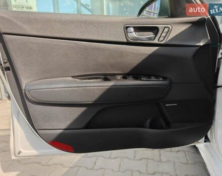 Белый Киа Оптима, объемом двигателя 2 л и пробегом 130 тыс. км за 16000 $, фото 4 на Automoto.ua