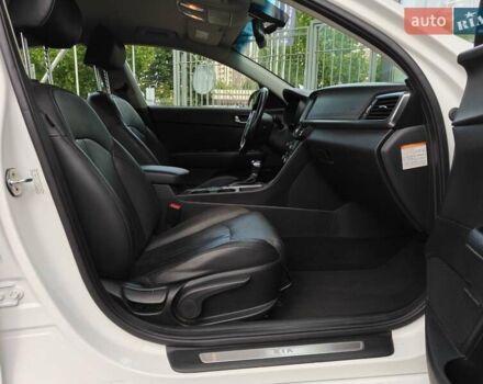 Белый Киа Оптима, объемом двигателя 2 л и пробегом 130 тыс. км за 16000 $, фото 9 на Automoto.ua