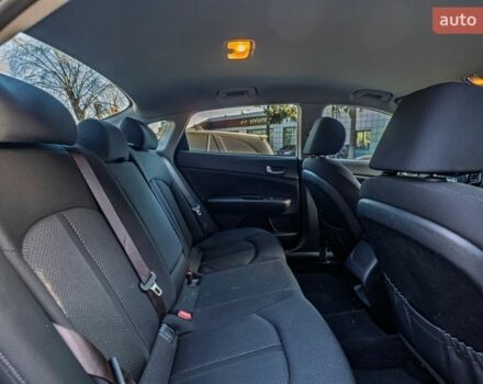 Білий Кіа Оптіма, об'ємом двигуна 2.36 л та пробігом 115 тис. км за 12000 $, фото 30 на Automoto.ua