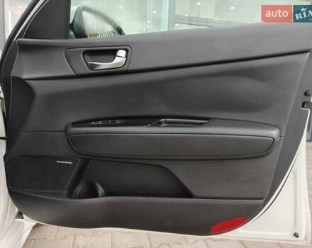 Белый Киа Оптима, объемом двигателя 2 л и пробегом 130 тыс. км за 16000 $, фото 12 на Automoto.ua