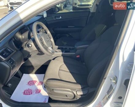 Білий Кіа Оптіма, об'ємом двигуна 2.36 л та пробігом 142 тис. км за 14200 $, фото 8 на Automoto.ua