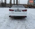 Білий Кіа Оптіма, об'ємом двигуна 2 л та пробігом 190 тис. км за 13800 $, фото 3 на Automoto.ua