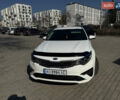 Белый Киа Оптима, объемом двигателя 1.6 л и пробегом 235 тыс. км за 13800 $, фото 1 на Automoto.ua