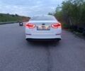 Білий Кіа Оптіма, об'ємом двигуна 2 л та пробігом 285 тис. км за 9498 $, фото 6 на Automoto.ua